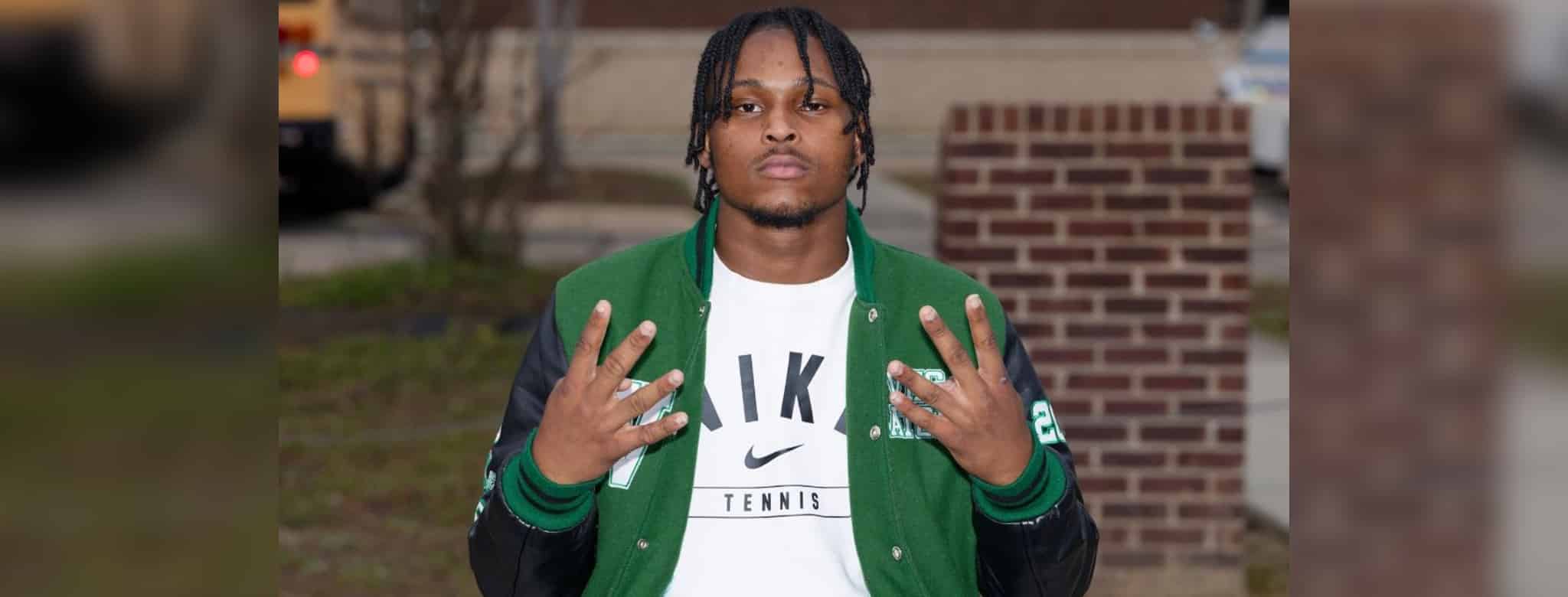 Wallyss Curry, a Vicksburg High School linebacker, shows four fingers while wearing a green an — Wallyss Curry 100 tackles